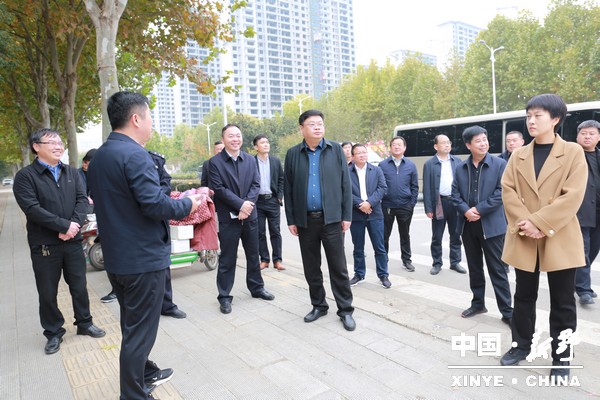 县政府县长李文鹏就创建省级文明城市工作现场办公2.jpg