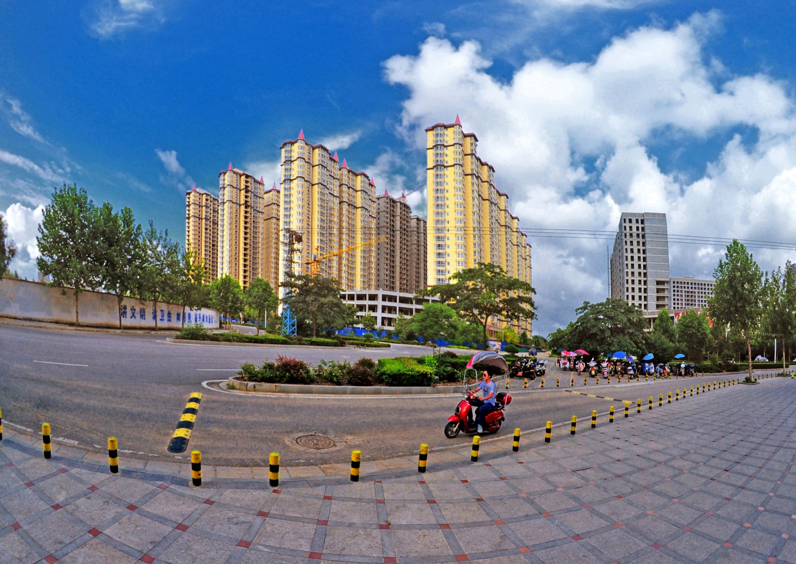 《街头即景》张银武 摄_.jpg