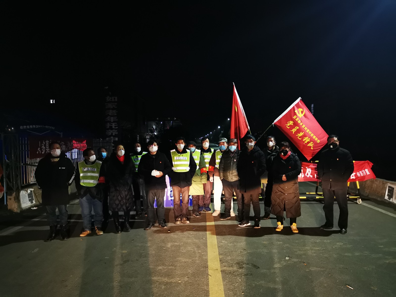 党员干部冲在前 李志博摄.jpg