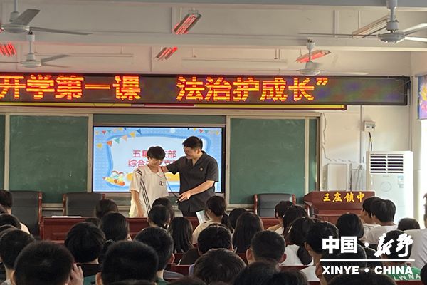 4.一名中学生上台回答问题_副本.jpg