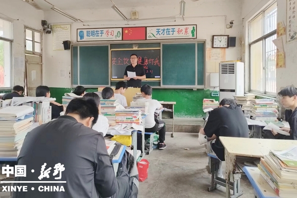 0上港乡初中召开“食品安全教育”主题班会图片1.jpg