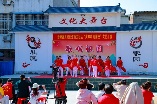 歌舞《欢乐中国年》2.jpg
