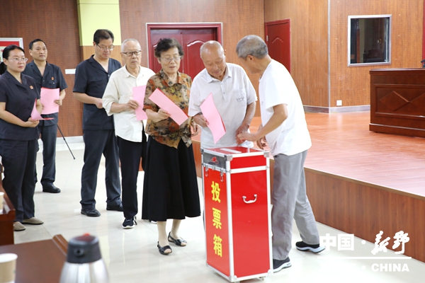 退休老干部参加党员大会.jpg