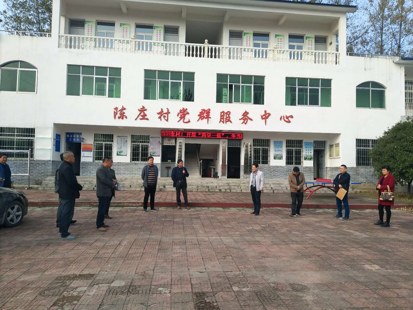 观摩团听取村党支部书记现场汇报