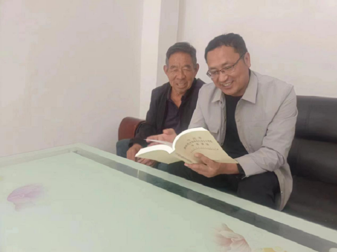南召县审计局为老党员送书上门