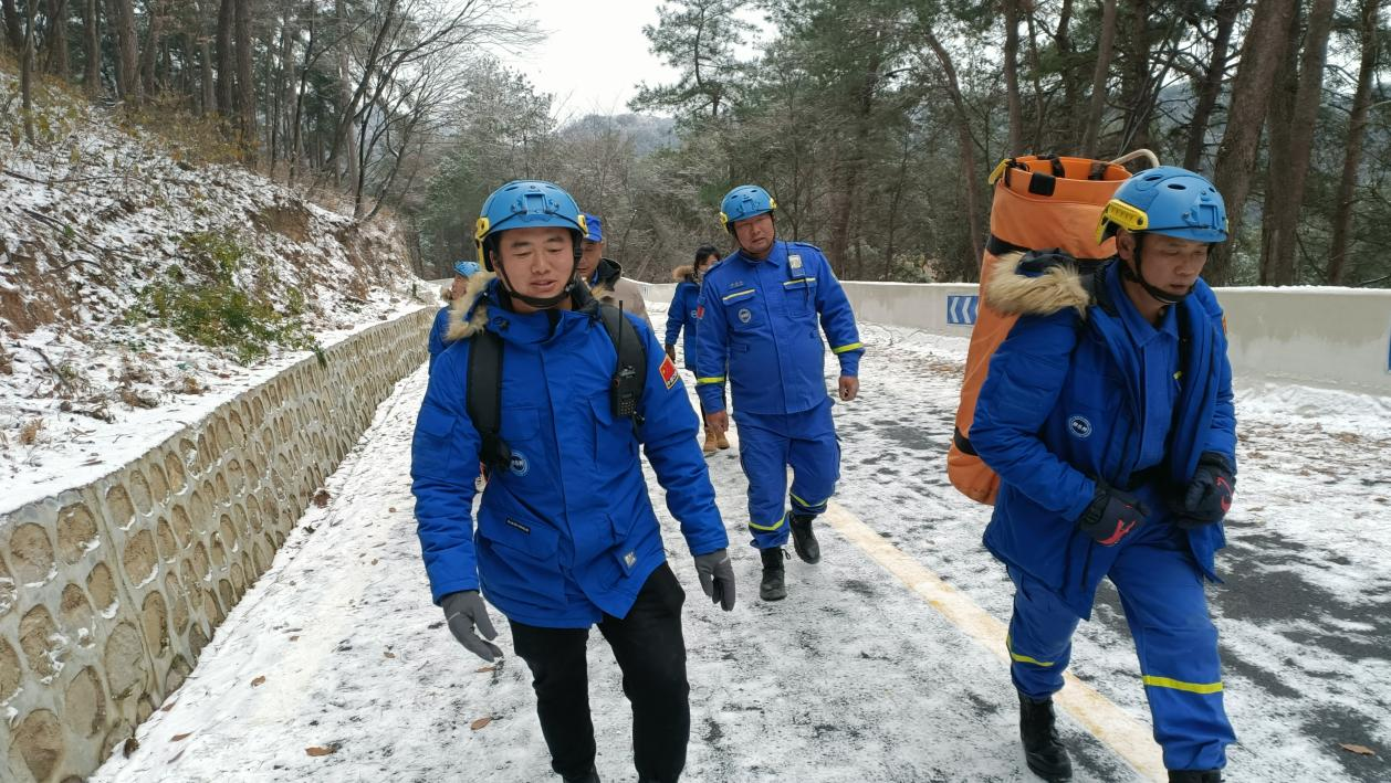 克服重重困难，守护生命安全