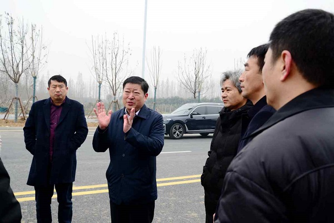 您当前的位置:>新闻中心>示范区新闻>孙大明实地察看绿化亮化施工进展