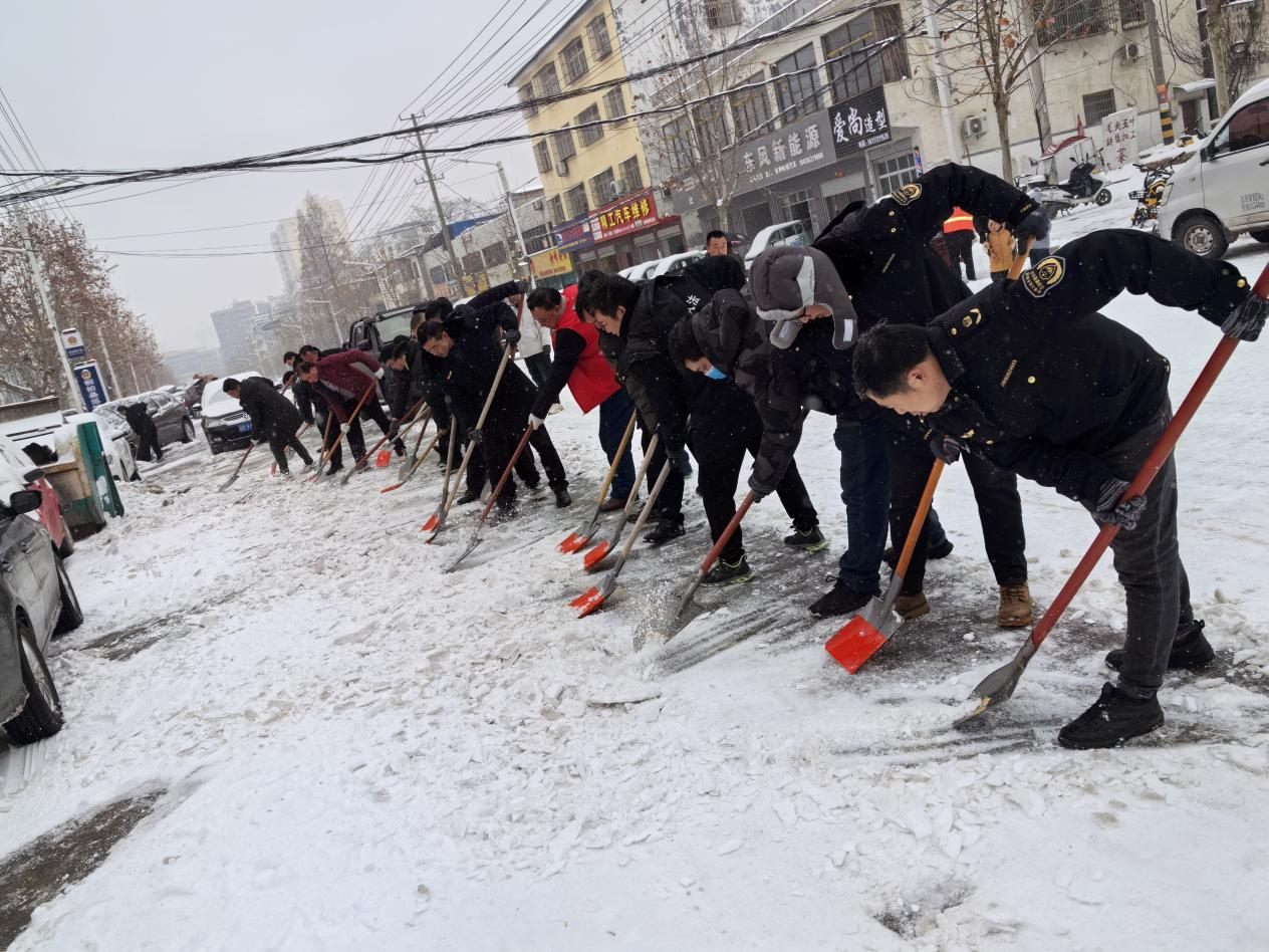 南阳多措并举保畅通，融雪除冰护安全