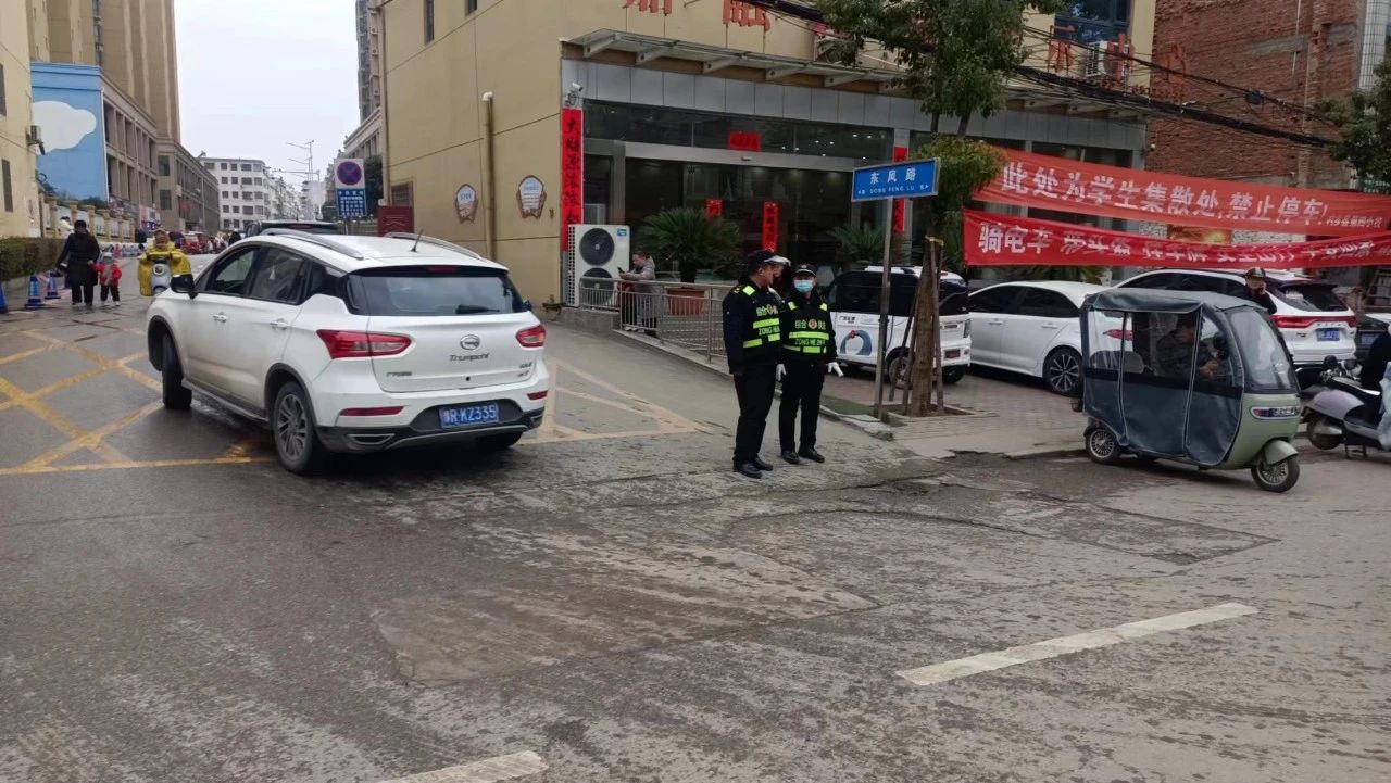 内乡城管：按下“护学键” 站好“护学岗”