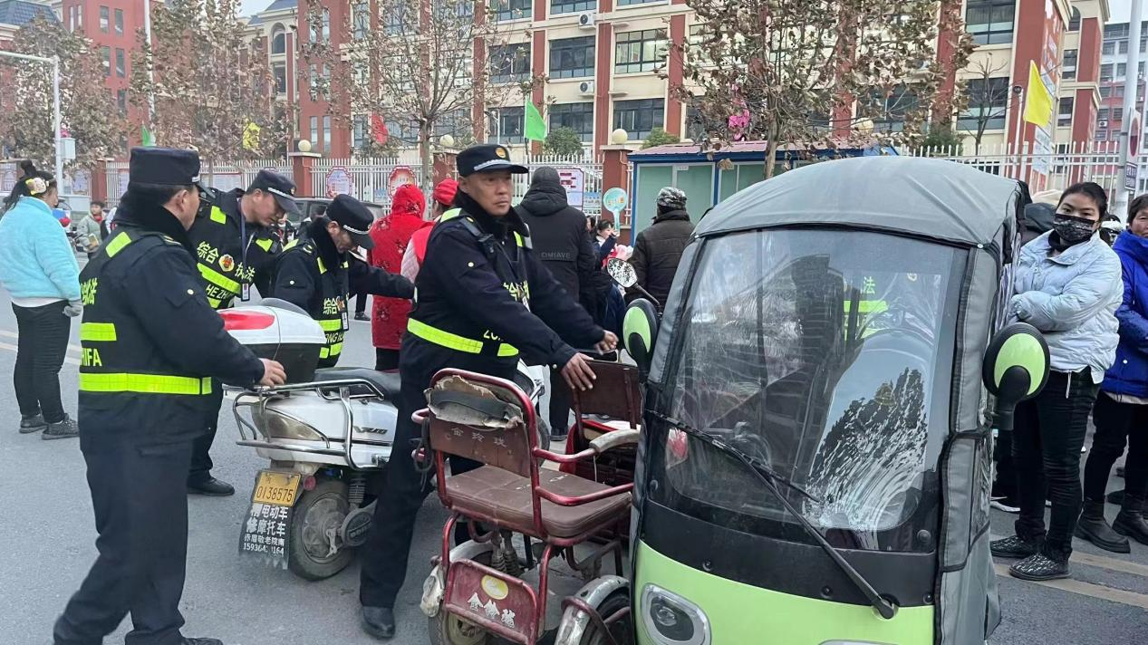 内乡城管：按下“护学键” 站好“护学岗”