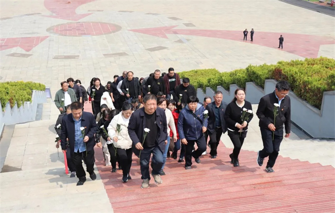河南省南阳生态环境监测中心开展清明祭英烈活动
