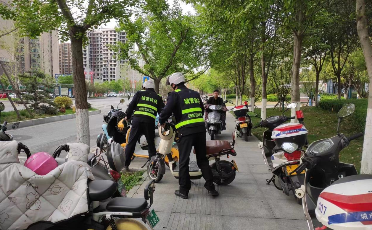 市城管执法支队：精准督导推进春季市容秩序整治提升
