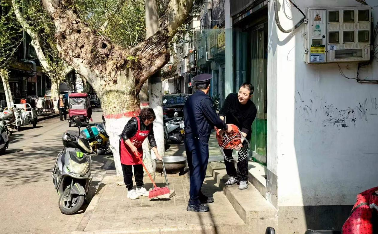 市城管执法支队：精准督导推进春季市容秩序整治提升