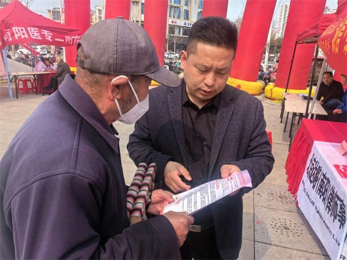 南阳市民政局组织党员干部参加 “诚信·维权”宣传月活动