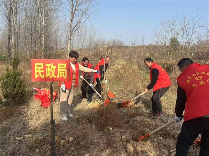 镇平县民政局积极参与义务植树活动