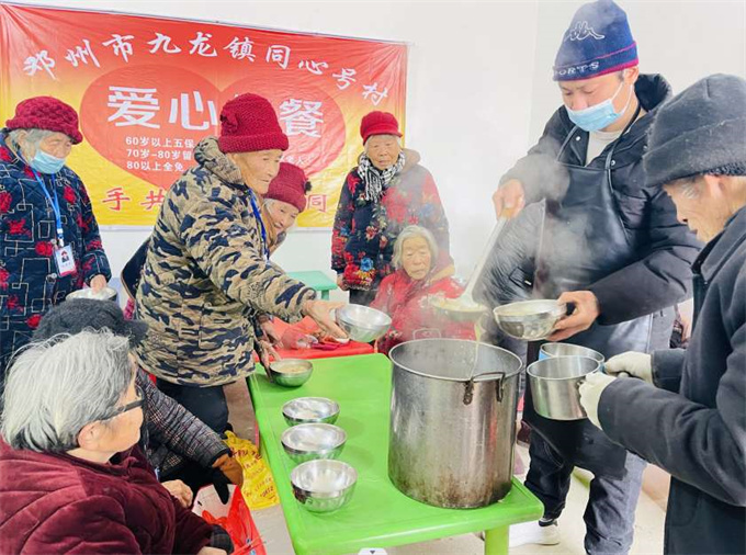 河南邓州：百余位老人乐享“爱心餐”