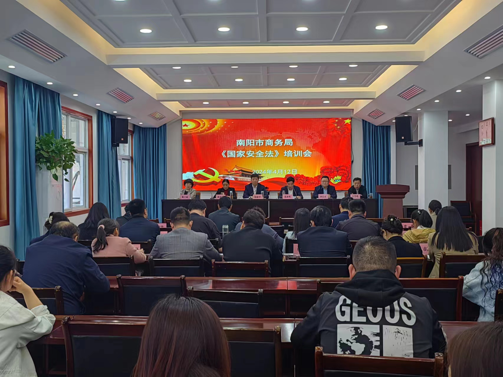 南阳市商务局  开展国家安全教育日普法宣传活动