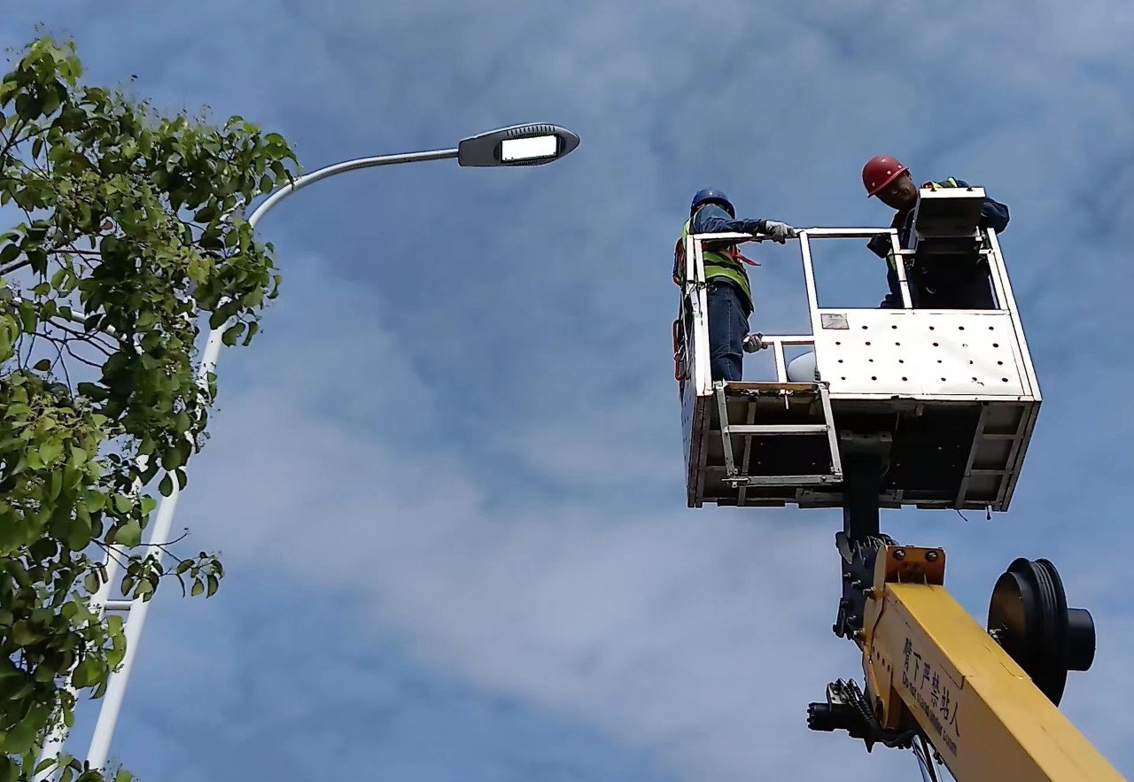 市市政环卫服务中心：开展城区路灯照明设施隐患排查专项行动