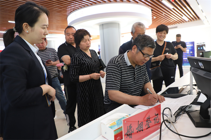 “老夫妻”领“新证” 镇平县创新模式服务群众