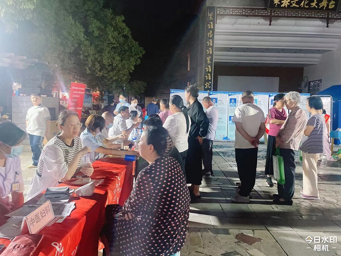 区卫生健康服务中心：开展“中医药文化夜市”活动