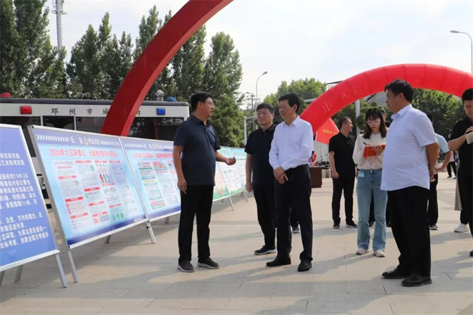 六五环境日丨邓州市委书记邓俊峰参加六五环境日宣传活动并现场办公