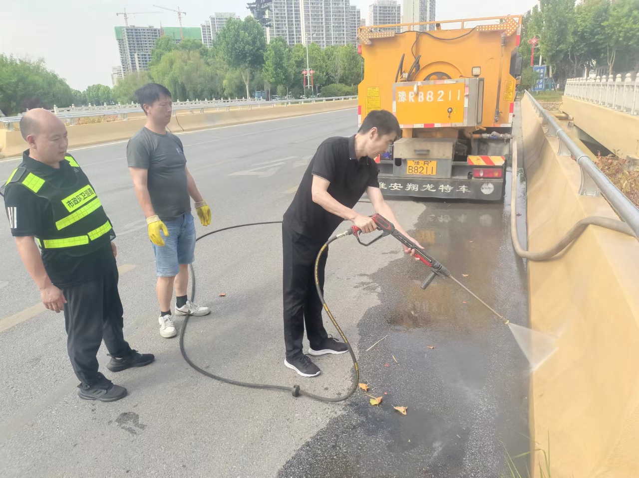 市市政环卫服务中心：加强市政设施排查维护 守护汛期市民“脚下”安全