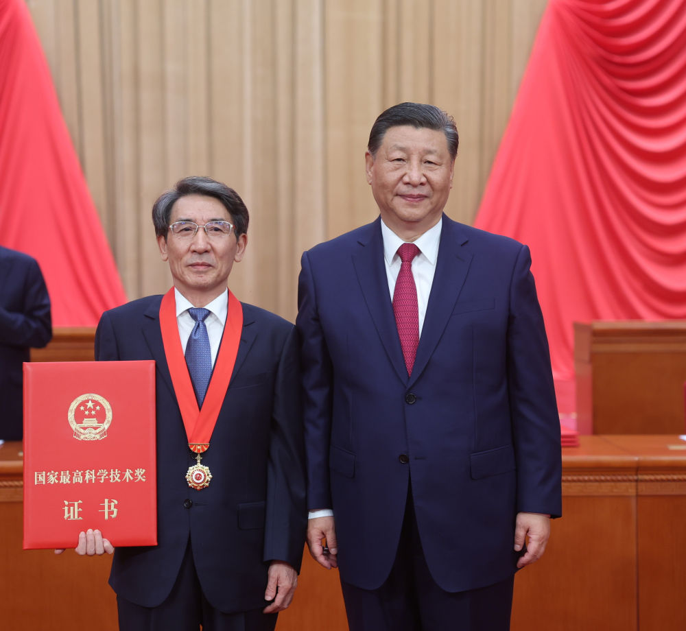  全国科技大会 国家科学技术奖励大会 两院院士大会在京召开 习近平为国家最高科学技术奖获得者等颁奖并发表重要讲话