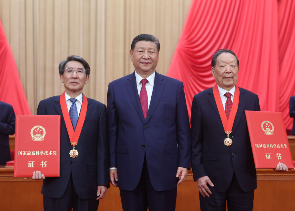  全国科技大会 国家科学技术奖励大会 两院院士大会在京召开 习近平为国家最高科学技术奖获得者等颁奖并发表重要讲话