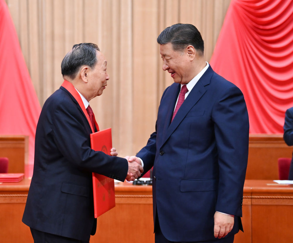  全国科技大会 国家科学技术奖励大会 两院院士大会在京召开 习近平为国家最高科学技术奖获得者等颁奖并发表重要讲话
