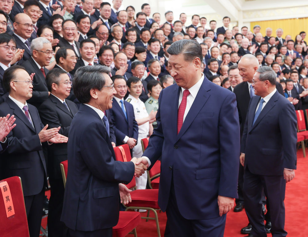  全国科技大会 国家科学技术奖励大会 两院院士大会在京召开 习近平为国家最高科学技术奖获得者等颁奖并发表重要讲话
