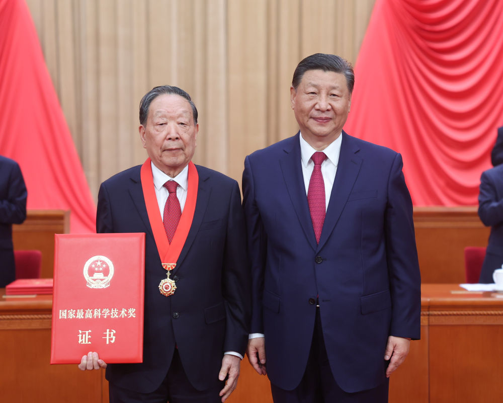  全国科技大会 国家科学技术奖励大会 两院院士大会在京召开 习近平为国家最高科学技术奖获得者等颁奖并发表重要讲话
