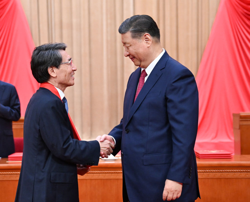  全国科技大会 国家科学技术奖励大会 两院院士大会在京召开 习近平为国家最高科学技术奖获得者等颁奖并发表重要讲话