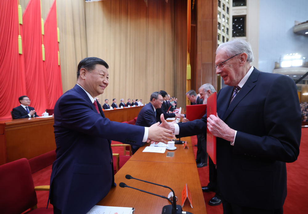  全国科技大会 国家科学技术奖励大会 两院院士大会在京召开 习近平为国家最高科学技术奖获得者等颁奖并发表重要讲话