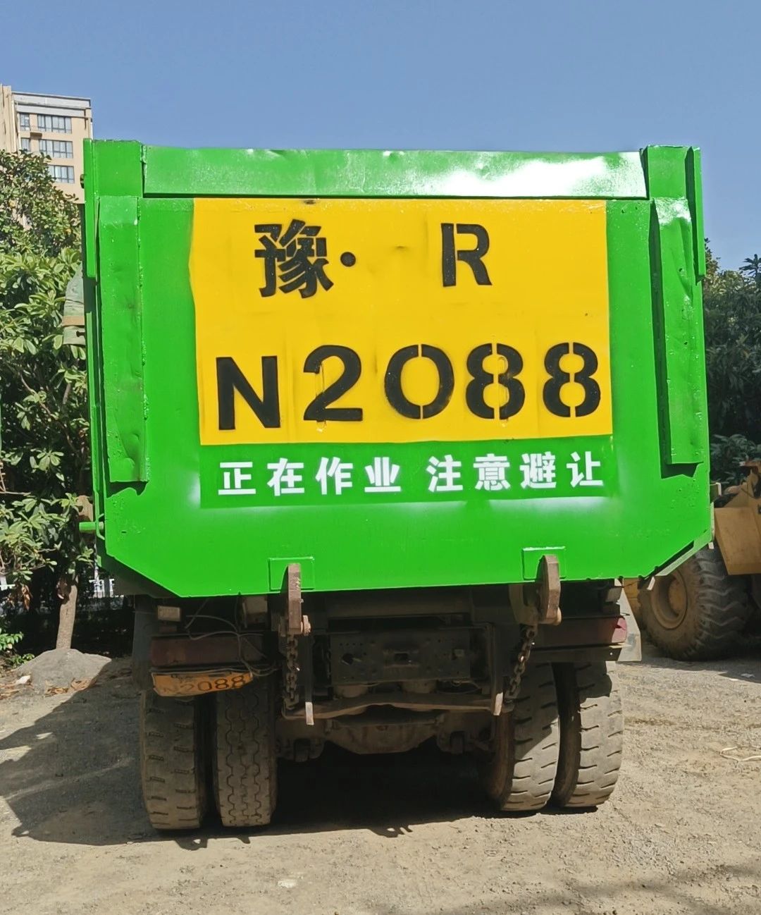 方城城管：“放大版车牌”，太显眼啦！