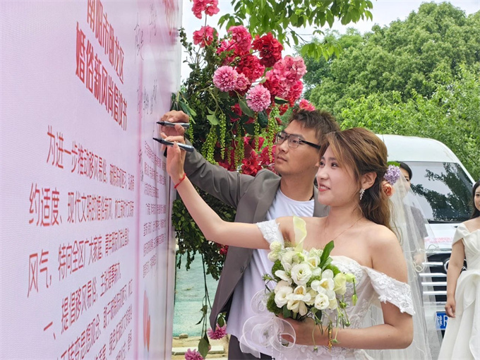 河南南阳卧龙区：集体婚礼简约浪漫文明新风助力幸福婚姻