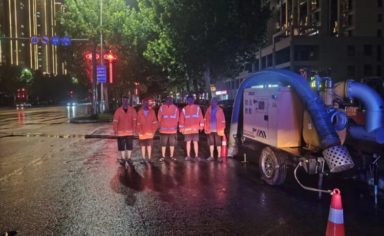 南阳城管人：防汛在一线