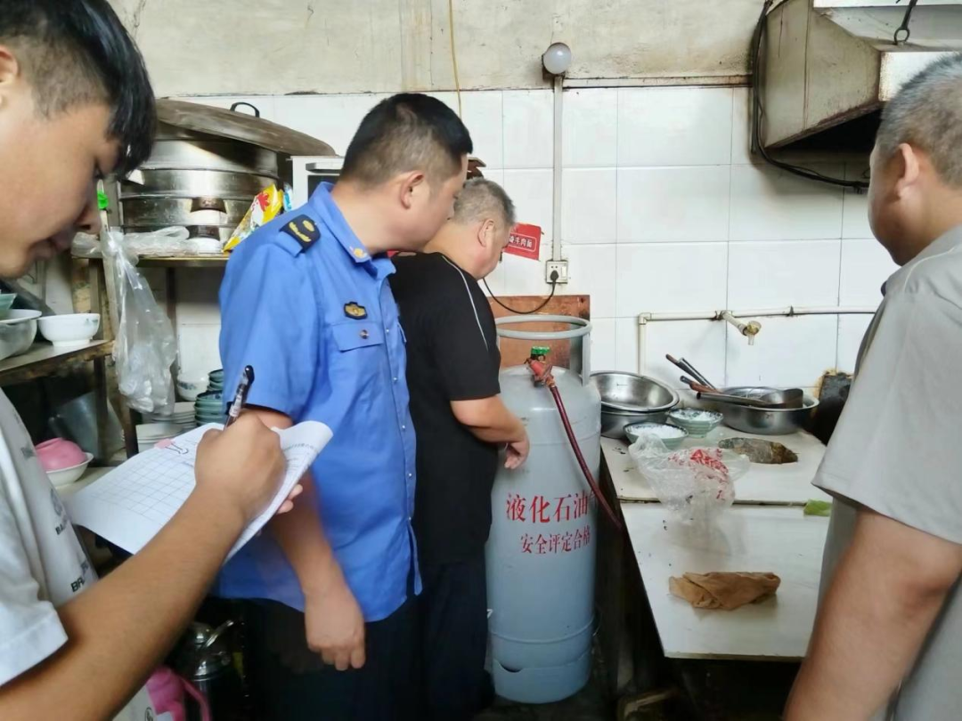 邓州城管：开展燃气安全排查整治
