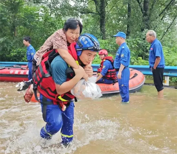 南阳！武警官兵奔赴一线！