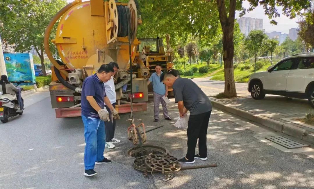市市政环卫服务中心：雨污管网清淤 疏通城市“地下血管”