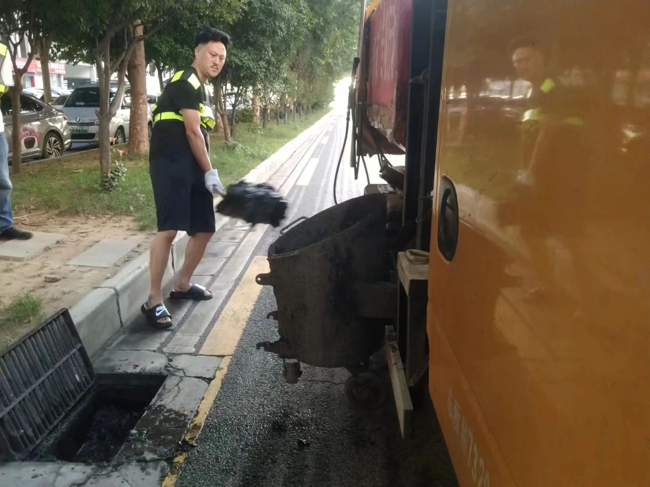 市市政环卫服务中心：雨污管网清淤 疏通城市“地下血管”