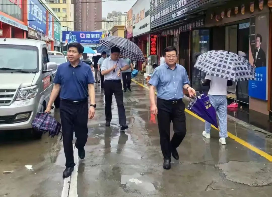 简篇-市社党组书记、理事会主任杨小强一行三人深入欣华公司检查安全防汛工作