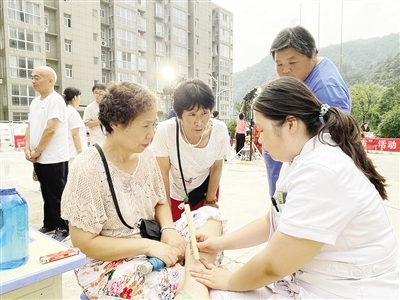 中央、省、市多家媒体记者现场走访西峡县界岭康养中医药文化夜市 中医惠民 草药香更有烟火气