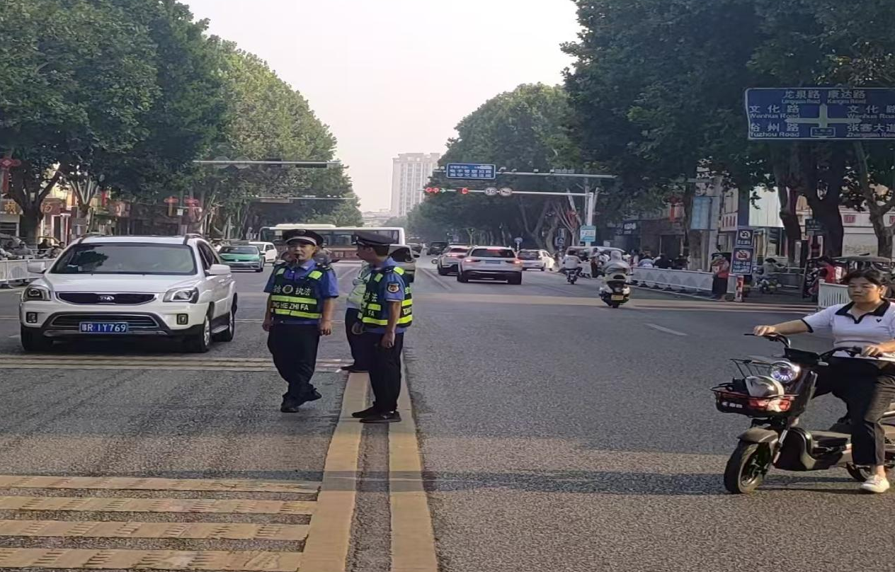 方城城管：高效解决校门口交通拥堵问题