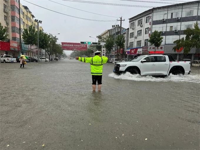 台风“遇”警，风雨同行！