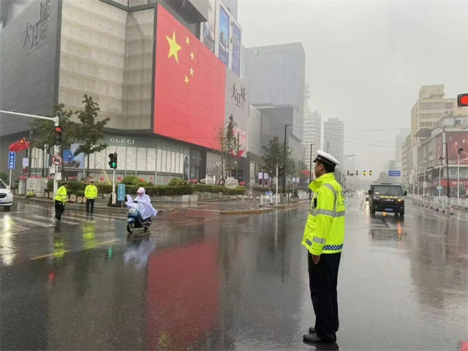 台风“遇”警，风雨同行！