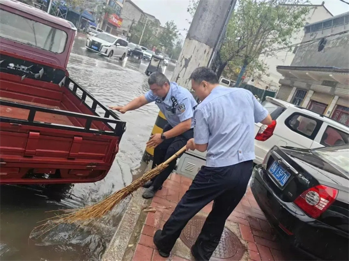 台风“遇”警，风雨同行！