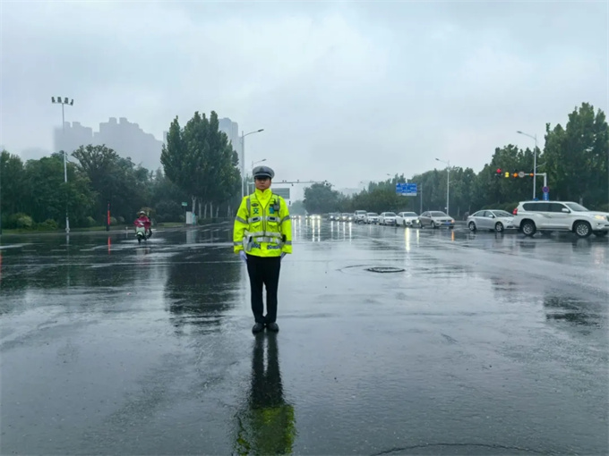 台风“遇”警，风雨同行！