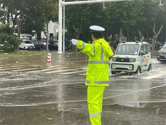 台风“遇”警，风雨同行！