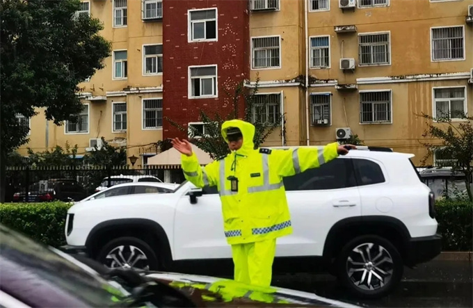 台风“遇”警，风雨同行！