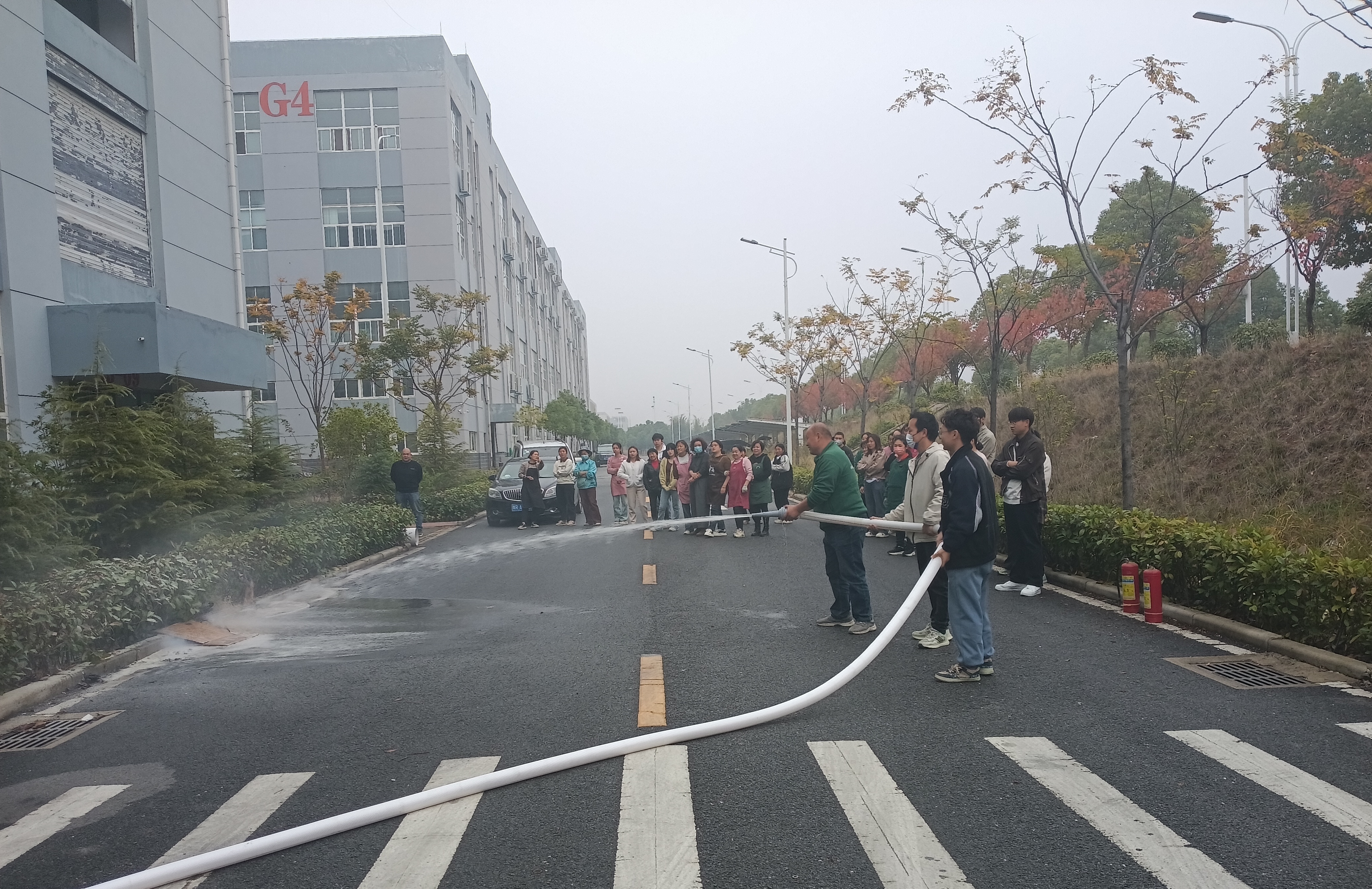 南阳卧龙综合保税区指导企业开展消防演练